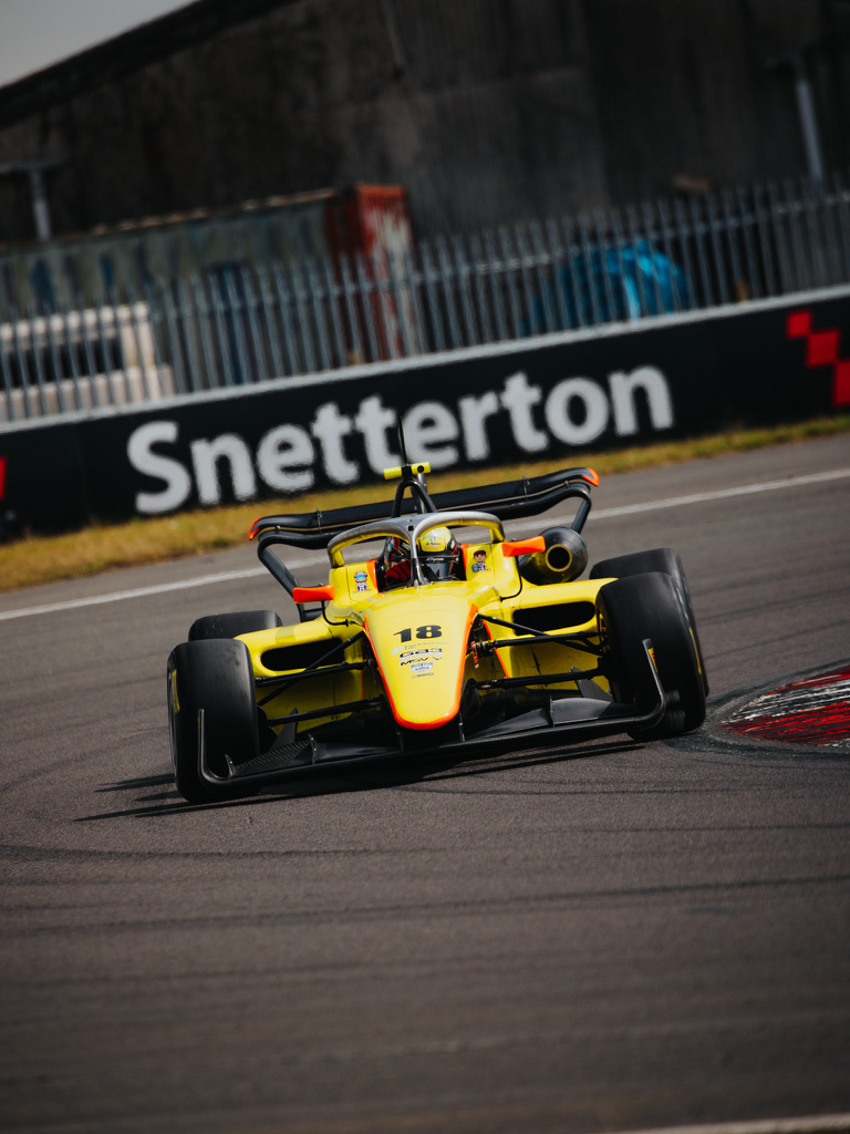 Emmilio Oulton Park Venezuelan flag